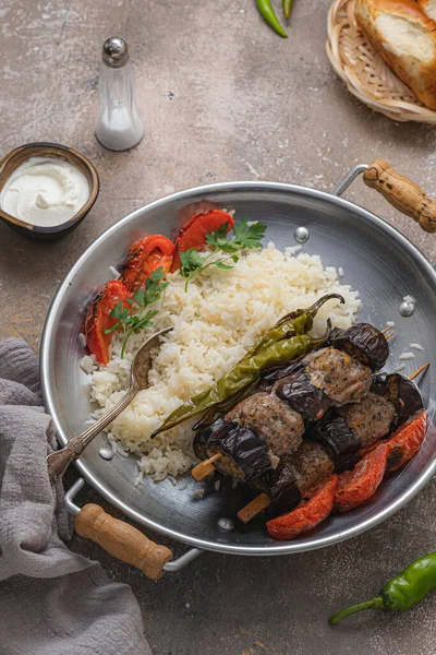 Sabrosos kebabs de berenjena con arroz pilav, espacio para copiar — Foto de Stock