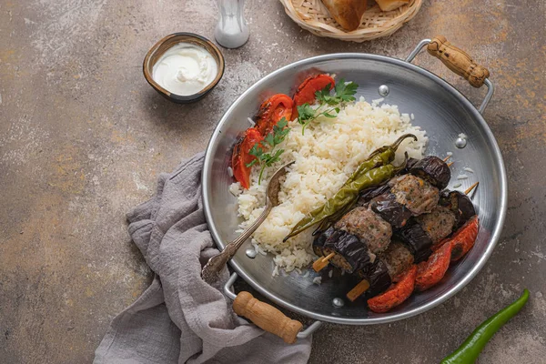 Kebab urfa o kebab patlican en pinchos con arroz, espacio para copiar — Foto de Stock