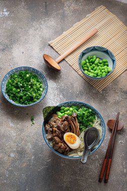 Tavuk, mantar, soğan ve yumurtalı Shio ramen çorbası.