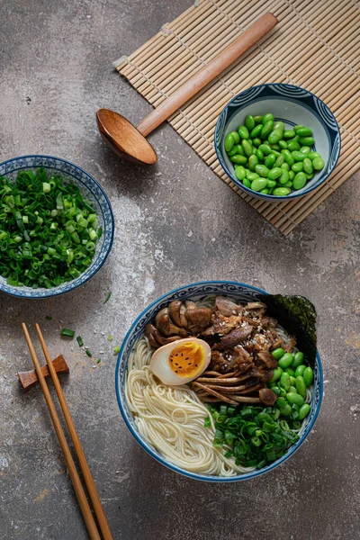 Soupe de ramen Shio avec poulet, champignons, oignon et oeuf, espace de copie plat — Photo