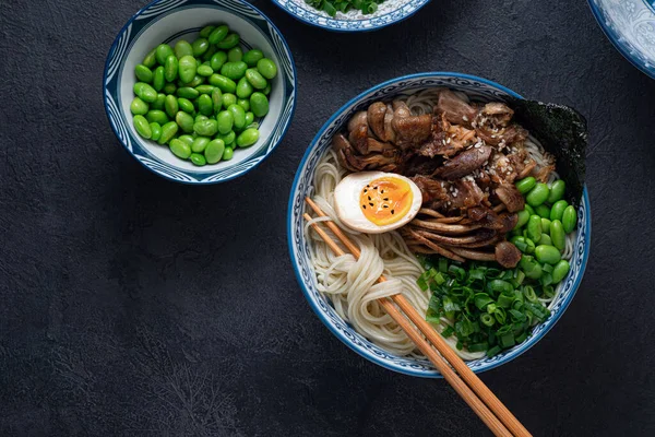 Tavuk, mantar, soğan ve yumurtalı Shio ramen çorbası.