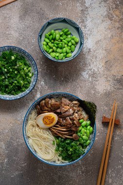 Kızarmış tavuk, mantar, nitamago ve soğanlı makarna, kopyalama alanı.