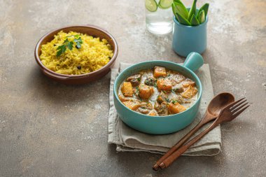 Tay usulü akşam yemeği, kabak körisi ve pilav, kopyalama alanı.