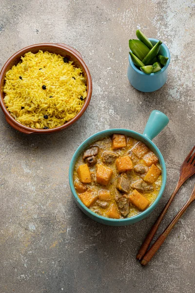 Vista superior de calabaza al curry con pollo con arroz biriani —  Fotos de Stock