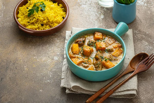 Delicioso curry con pollo y arroz pilaf, espacio para copiar —  Fotos de Stock