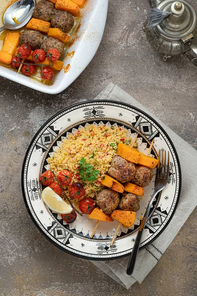 Kebab en pinchos con calabaza y cuscús en un plato —  Fotos de Stock