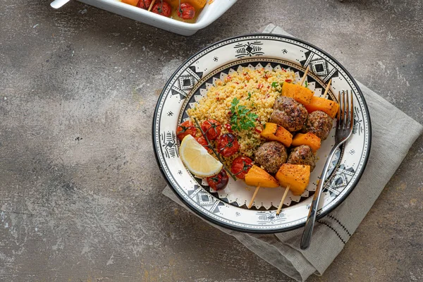 Kebab en pinchos con calabaza y cuscús en un plato, espacio para copiar —  Fotos de Stock