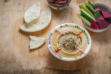 Koyu ahşap arka planda taze sebzeli balkabağı humusu, boşluğu kopyala