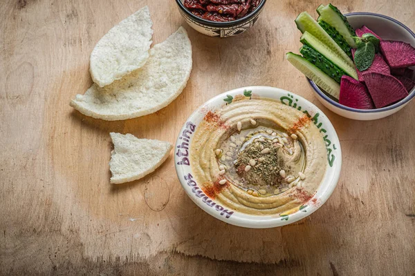 Koyu ahşap arka planda taze sebzeli balkabağı humusu, boşluğu kopyala