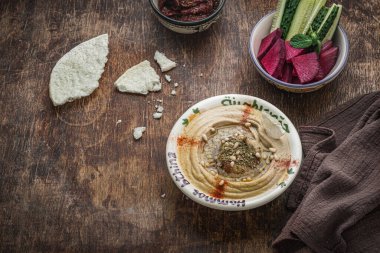 Koyu ahşap arka planda taze sebzeli balkabağı humusu, boşluğu kopyala