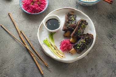 Füme sığır eti, turp ve pilav ile kısa kaburga, kopyalama alanı