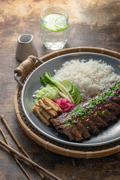 Primeros planos costillas de cerdo cocina asiática, estilo rústico — Foto de Stock
