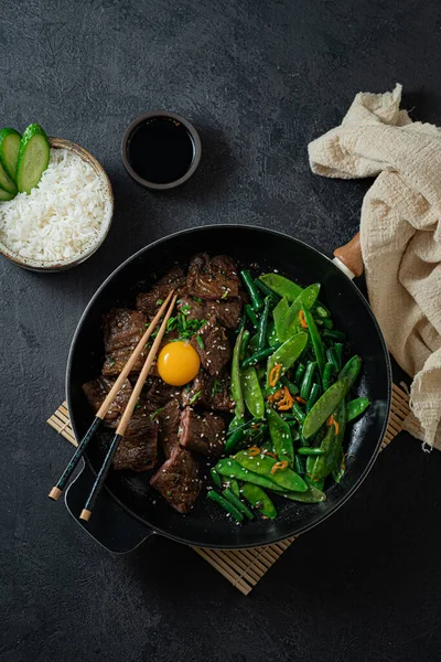 Bulgogi de boeuf coréen, steak de boeuf grillé à la sauce épicée — Photo