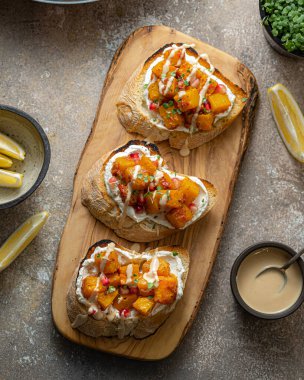 Fırında balkabağı, tahini ve krem peynirli bruschetalar.