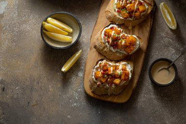 Kabak ve krem peynirli kabuklu ekmek, kopyalama alanı