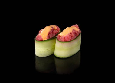 Ton balıklı Gunkan maki suşisi, siyah arkaplan