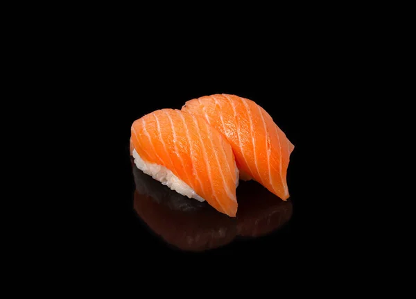 Marisco japonés sushi nigiri con salmón, sobre fondo negro — Foto de Stock