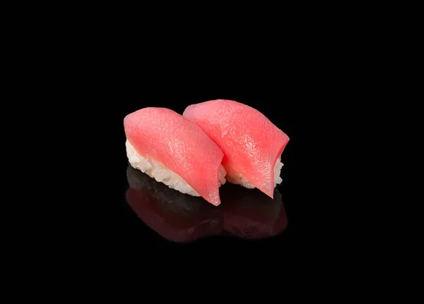Marisco japonés sushi nigiri con atún, sobre fondo negro — Foto de Stock