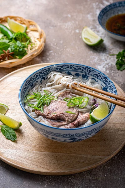 Soupe de nouilles de riz au bœuf et aux herbes, cuisine vietnamienne — Photo