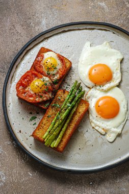 Kuşkonmazlı kahvaltı, yumurta ve domates, fotokopi alanı.