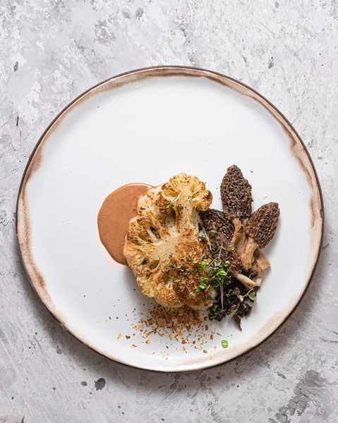Μπριζόλα κουνουπίδι με morels στο πιάτο, πιάτο εστιατόριο, αντίγραφο χώρου — Φωτογραφία Αρχείου