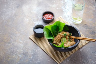 Taş tabakta kalamarlı sıcak erişte, kopyala uzayı. Asya gıda kavramı.