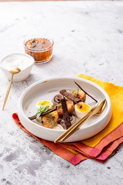Desayuno con arenque en escabeche, papas nuevas, huevo cocido — Foto de Stock