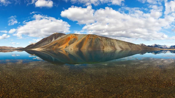 Reflectie van kleurrijke berg achter transparante lake in Tsjoekotka — Stockfoto