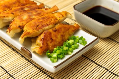 Goydza üzerinde bir plaka witn soğan ve soya sosu