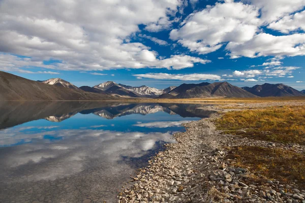 Lago e montanhas em Chukotka — Fotografia de Stock