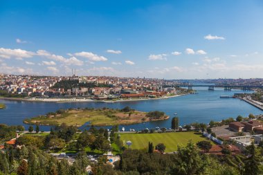 Istanbul'da Haliç üzerinde köprü