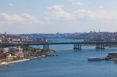Istanbul'da Haliç üzerinde köprü