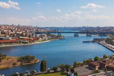 Istanbul'da Haliç üzerinde köprü