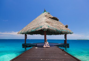 Teras Ma üzerinde meditasyon güneş gözlüğü güzel kız