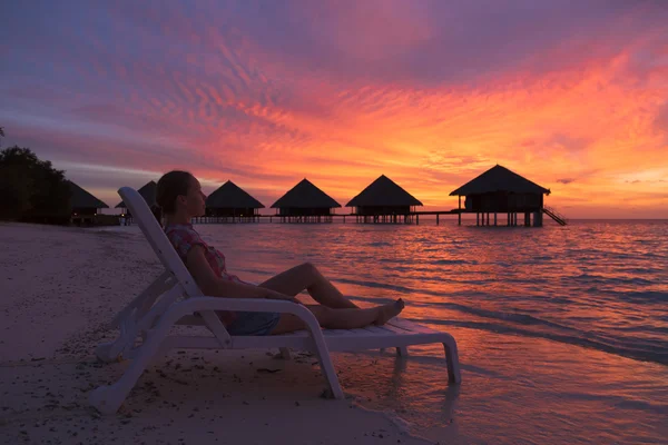 Kız Maldivler güneşin tadını bir şezlong üzerinde — Stok fotoğraf