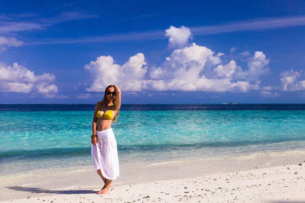 Piękna dziewczyna w białej spódnicy i żółty top na plaży pobielony — Zdjęcie stockowe