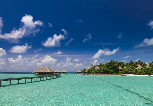 Bungalov ve ada üzerinde su yolu