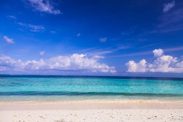 Vista de la playa y el océano en las Maldivas —  Fotos de Stock