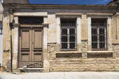 Ahşap kapı ve pencereler eski bina barlarda ile
