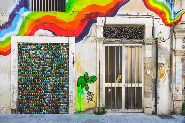 Grafitis de arco iris en la vieja pared —  Fotos de Stock