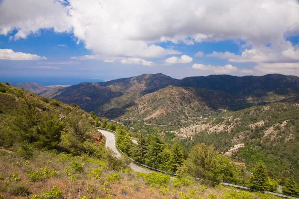 El camino a través de las montañas — Foto de Stock