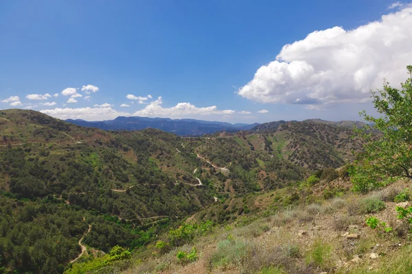 A estrada através das montanhas — Fotografia de Stock