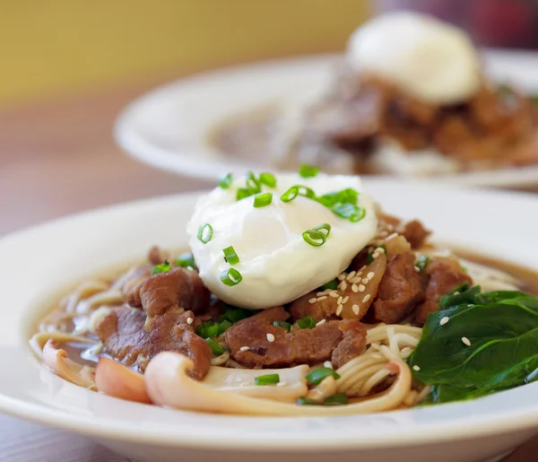 Fideos tradicionales japoneses udon Tsukimi Udon —  Fotos de Stock