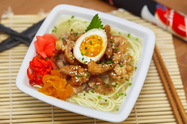 Fideos ramen rematados con pollo y huevo —  Fotos de Stock