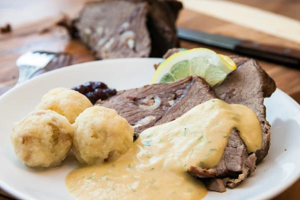 Geleneksel Çek kızarmış bonfile krem