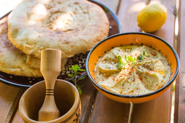 Hummus with homemade bread  on a cutting board. — Stock Photo, Image