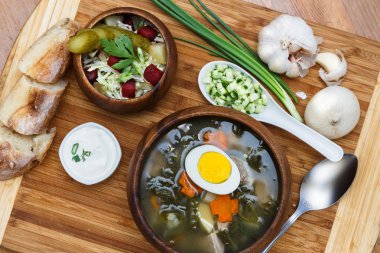 kuzukulağı üzerinde tablo yakın çekim yeşil çorba, lezzetli