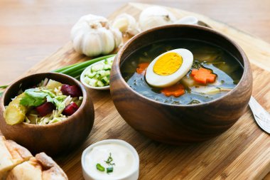 Kuzukulağı ve haşlanmış yumurta ile yeşil borsch