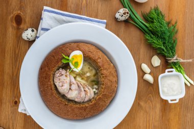 Lehçe çavdar çorba, yumurta ve sosis ekmek