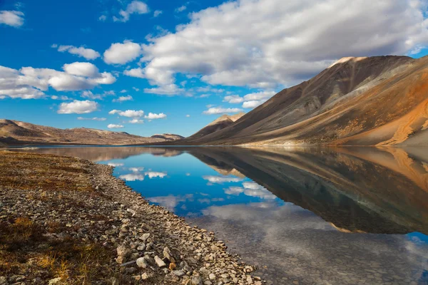 Reflectie in bergmeer, Tsjoekotka, Rusland — Stockfoto